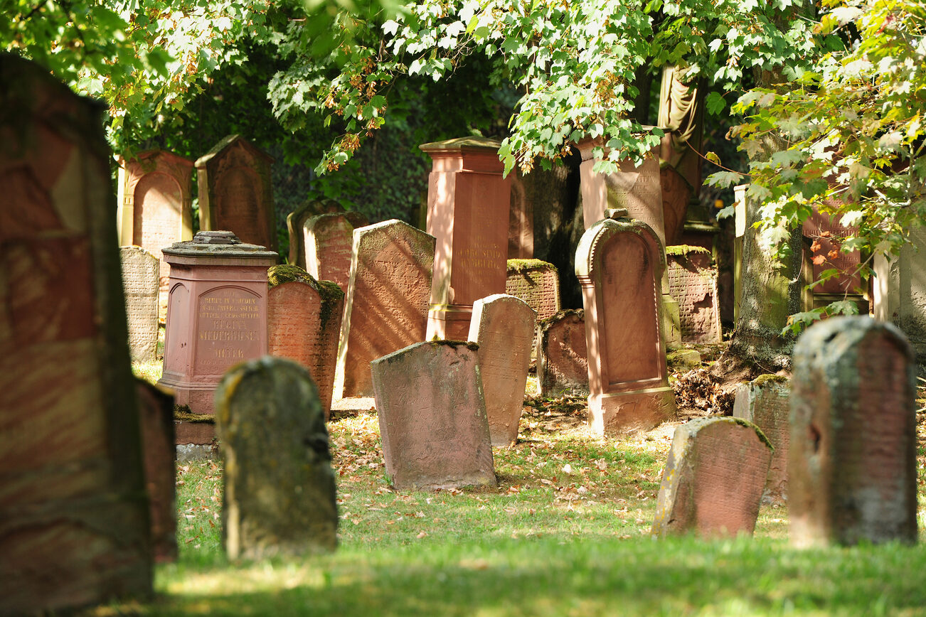 Lápidas en el antiguo cementerio judío.