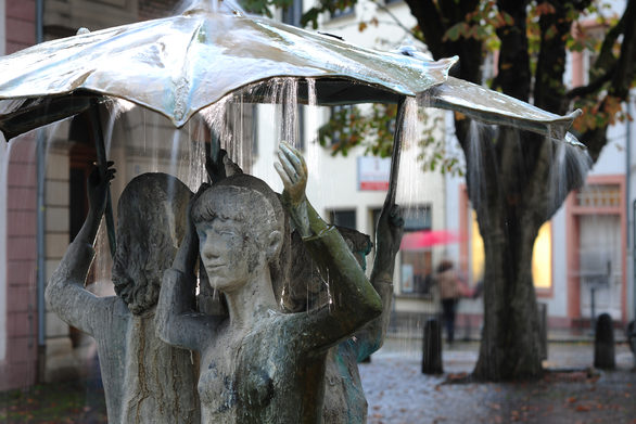 Die drei Mädchen auf dem Ballplatz