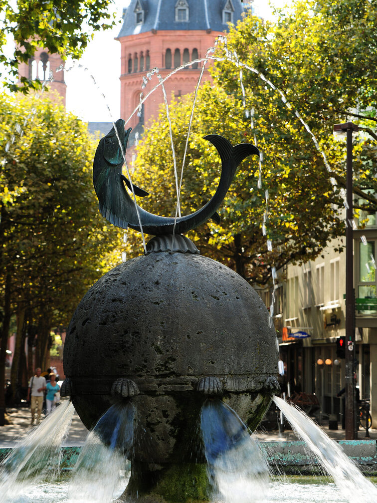 Hinter dem Fischtorbrunnen ist der Mainzer Dom zu erahnen