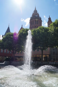 Domturm hinter dem Höfchenbrunnen