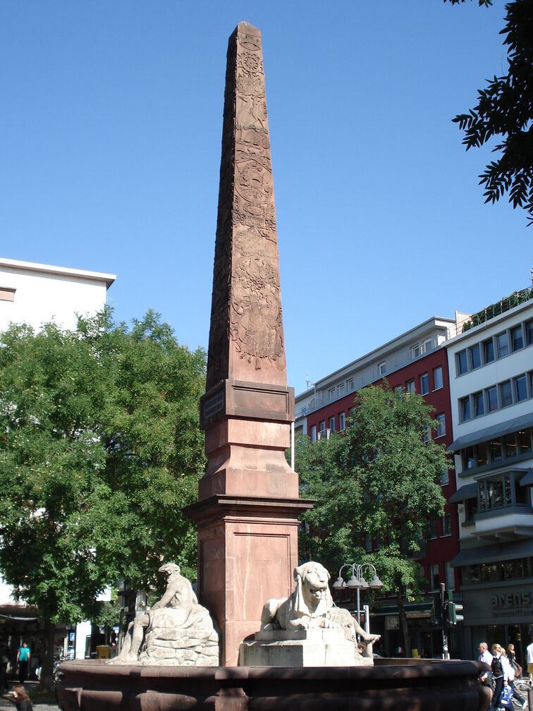Der Neubrunnen vor blauem Himmel