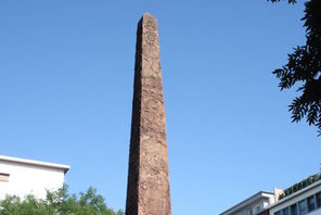 Der Neubrunnen vor blauem Himmel © Landeshauptstadt Mainz