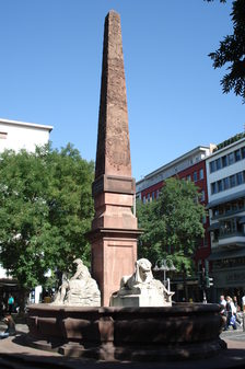 Der Neubrunnen vor blauem Himmel