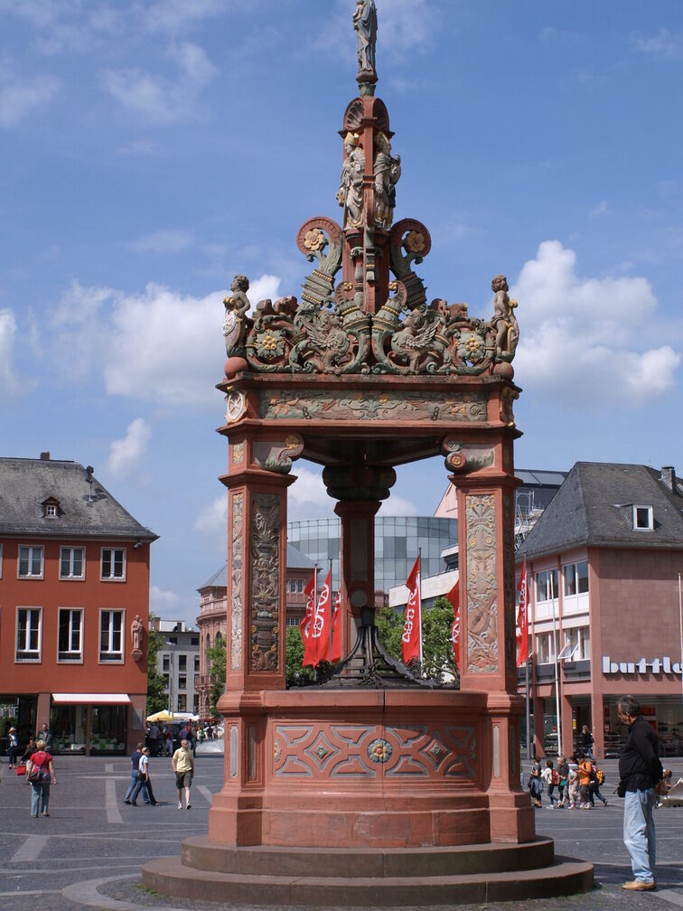 Market fountain, Mainz flags in the background