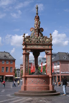 Marktbrunnen, im Hintergrund Mainzer Flaggen