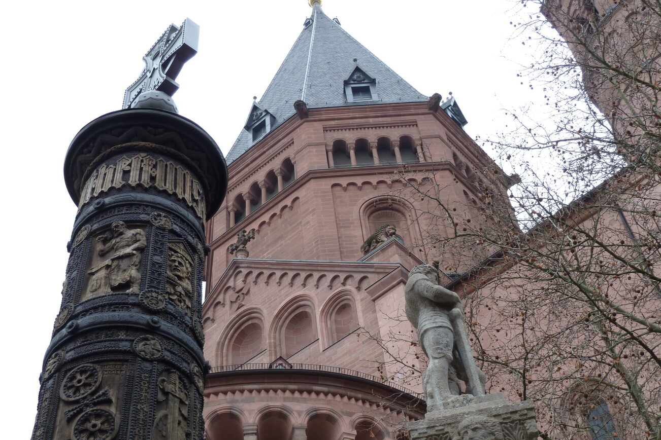 Nail column in front of the cathedral