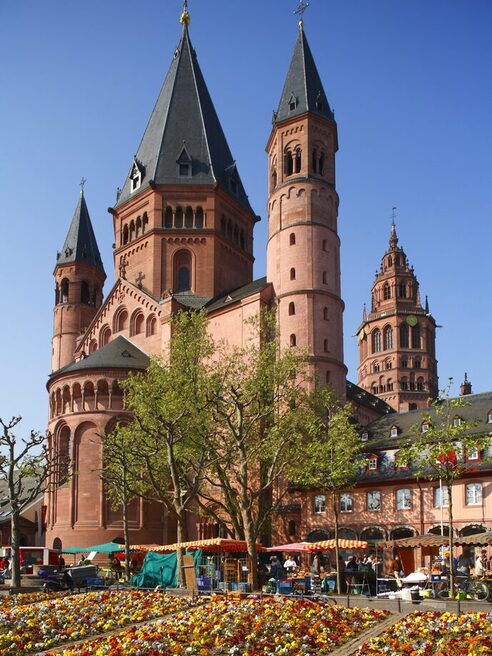 Markt vor dem Ostchor des Doms