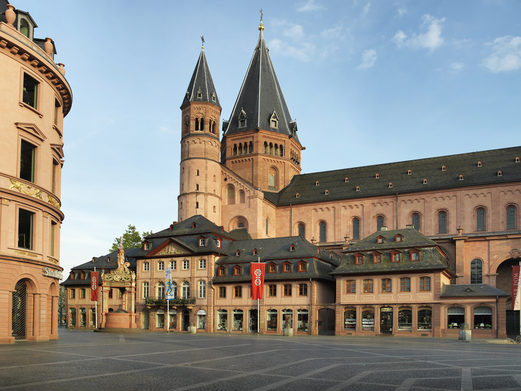 Ostturm des Doms St. Martin mit Markt