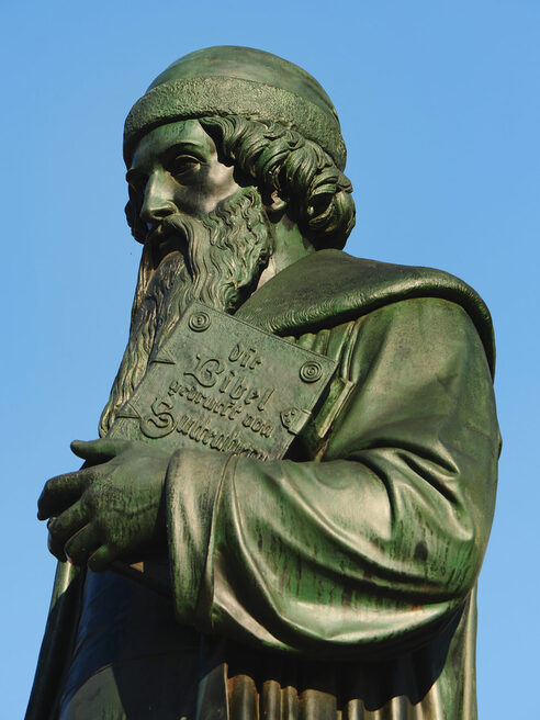 Gutenberg Statue vor blauem Himmel