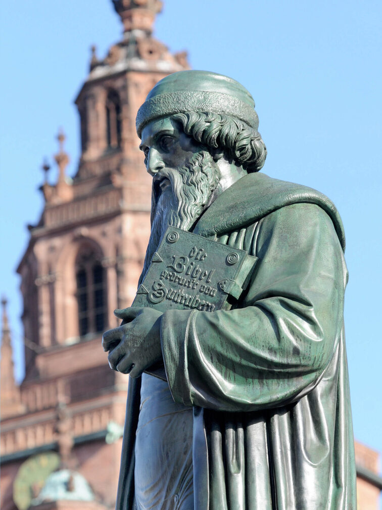 Gutenberg-Denkmal, im Hintergrund der Dom St. Martin