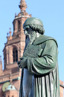 Gutenberg-Denkmal, im Hintergrund der Dom St. Martin