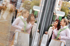 Zwei Frauen schauen sich die Ware im Schaufenster an.