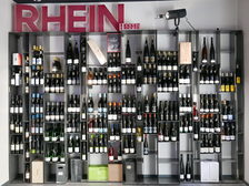 Regal mit Weinflaschen und Schriftzug Rheinhessen