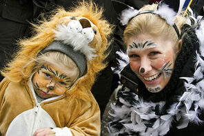 Ein Mädchen im Löwenkostäum mit Mutter im Katzenkostüm © Klaus Benz