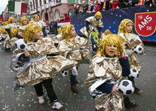 Kinder mit Fußbällen beim Jugendmaskenzug