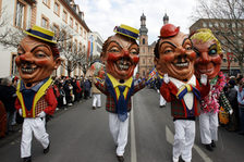 Vier Schwellköpp beim Rosenmontagszug auf der Großen Bleiche