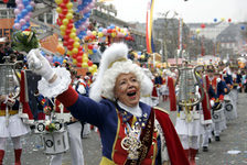 Eine Gardistin ruft "HELAU" beim Rosenmontagszug auf der Ludwigstraße