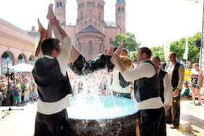 Mehrere Männer führen die traditionelle Buchdruckertaufe durch © Kristina Schäfer