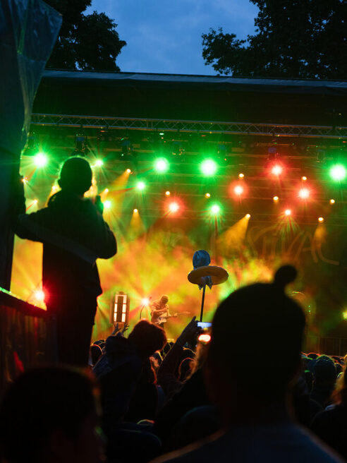 Bunte Lichter am Abend von der Bühne auf dem OPEN OHR