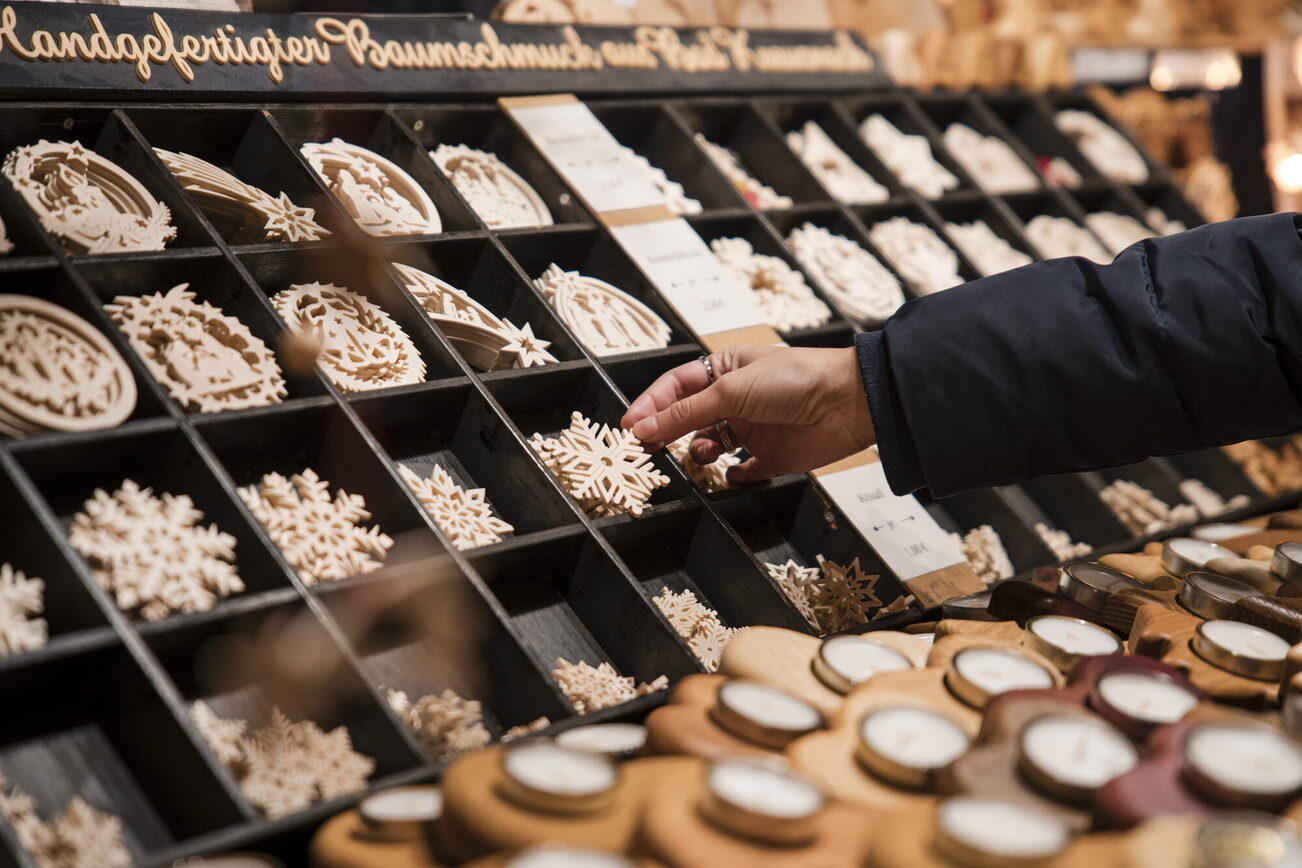 Handgefertigter Baumschmuck aus Holz.