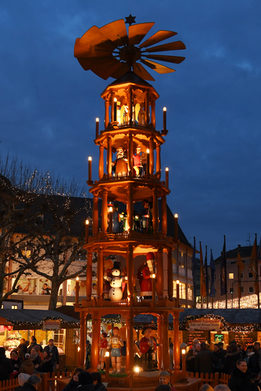 Seit 2002 bereichert die Pyramide den Mainzer Weihnachtsmarkt