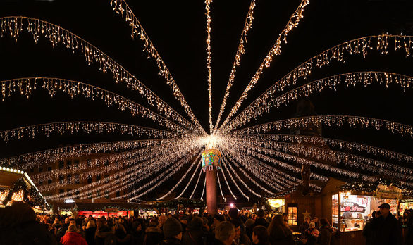 Lichterhimmel auf dem Mainzer Weihnachtsmarkt