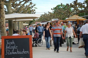 Besucherinnen und Besucher bummeln über das Fest Mainzer Weintage. © Veranstalter