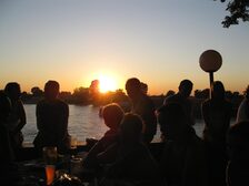 Zwei Gäste genießen ein Bier im Biergarten am Rheinufer