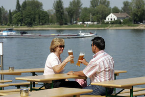 Zwei Gäste genießen ein Bier im Biergarten am Rheinufer © Landeshauptstadt Mainz