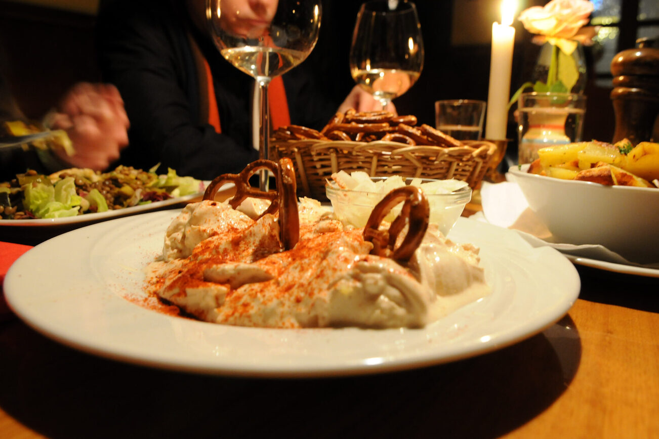 Eine Portion Spundekäs mit Bretzelchen und Zwiebeln