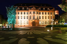 Osteiner Hof und Fastnachtsbrunnen illuminiert bei Nacht