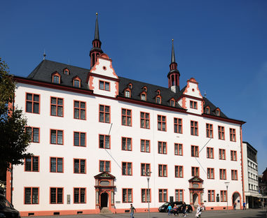 Alte Universität bei Tag mit strahlend blauem Himmel