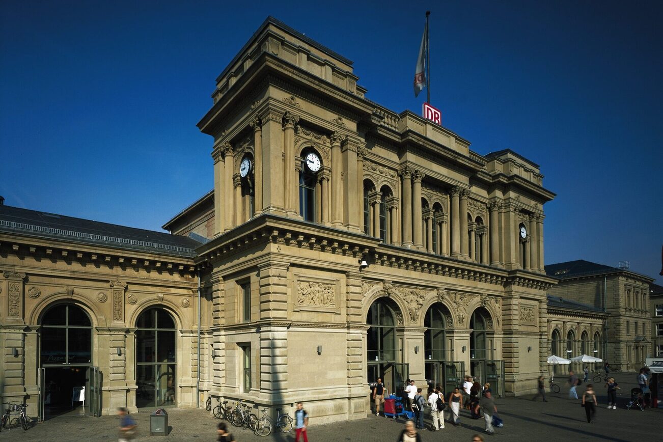 Ön avlulu merkez istasyon