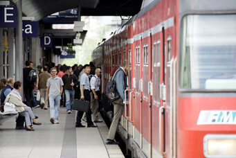 Passagiere an den Gleisen, Hauptbahnhof © Landeshauptstadt Mainz