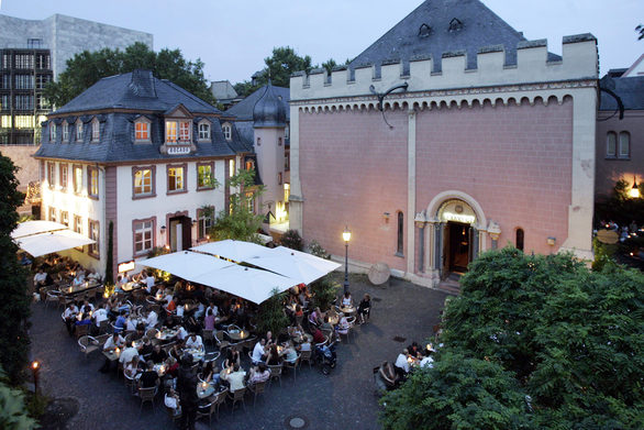 Heilig-Geist-Spital mit Terrasse