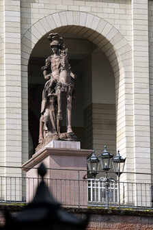 Due Statue auf der Kupferbergterrasse überblickt die Stadt
