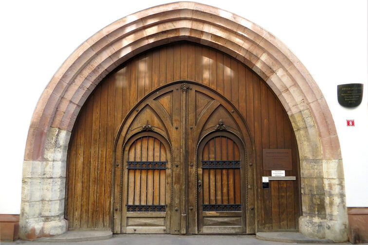 Oak gate of the Arnsburger Hof, house of the Martinus Library.