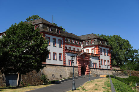 Die Mainzer Zitadelle auf dem Jakobsberg, von der Zufahrt aus gesehen.