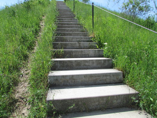 Die Treppe führt hinauf auf den Hügel der Freundschaft