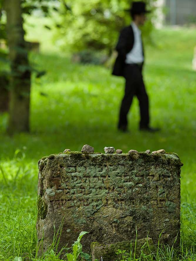 Visitantes del antiguo cementerio judío "Judensand".
