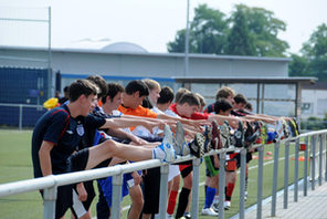 Junge Fußballer beim Dehnen. © Anke Kristina Schäfer