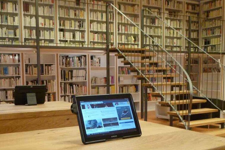 Ein Tablet steht auf einem Tisch in der Mediathek