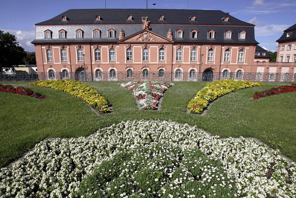 Blumenbeete vor dem Landtag