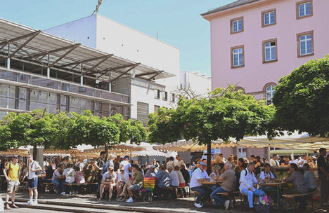 Blick vom Stand der Mainzer Winzer auf dem Marktfrühstück