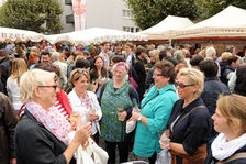 Besucher des Weinfrühstücks unterhalten sich bei einem Glas Wein