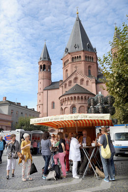 Marktstand vor dem Mainzer Dom