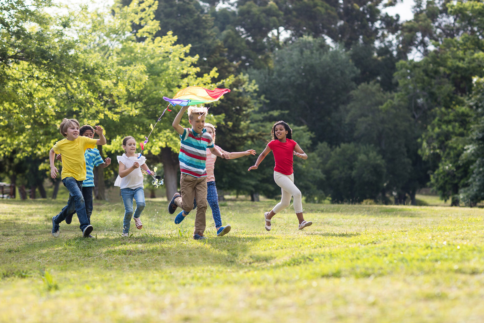 Kinder spielen auf einer Wiese