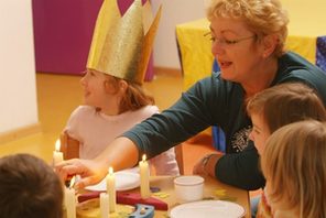 Kinder feiern mit einer Erzieherin Geburtstag © Landeshauptstadt Mainz