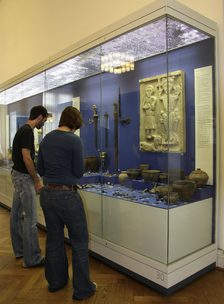 Besucher vor Ausstellungsstücken des Museums