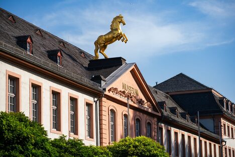 Das Landesmuseum von außen mit goldenem Pferd auf dem Dach.